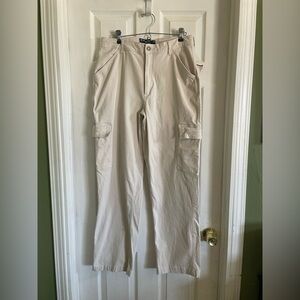 Hollister cargo pants cream EUC with side pockets size women’s 13R 13 regular